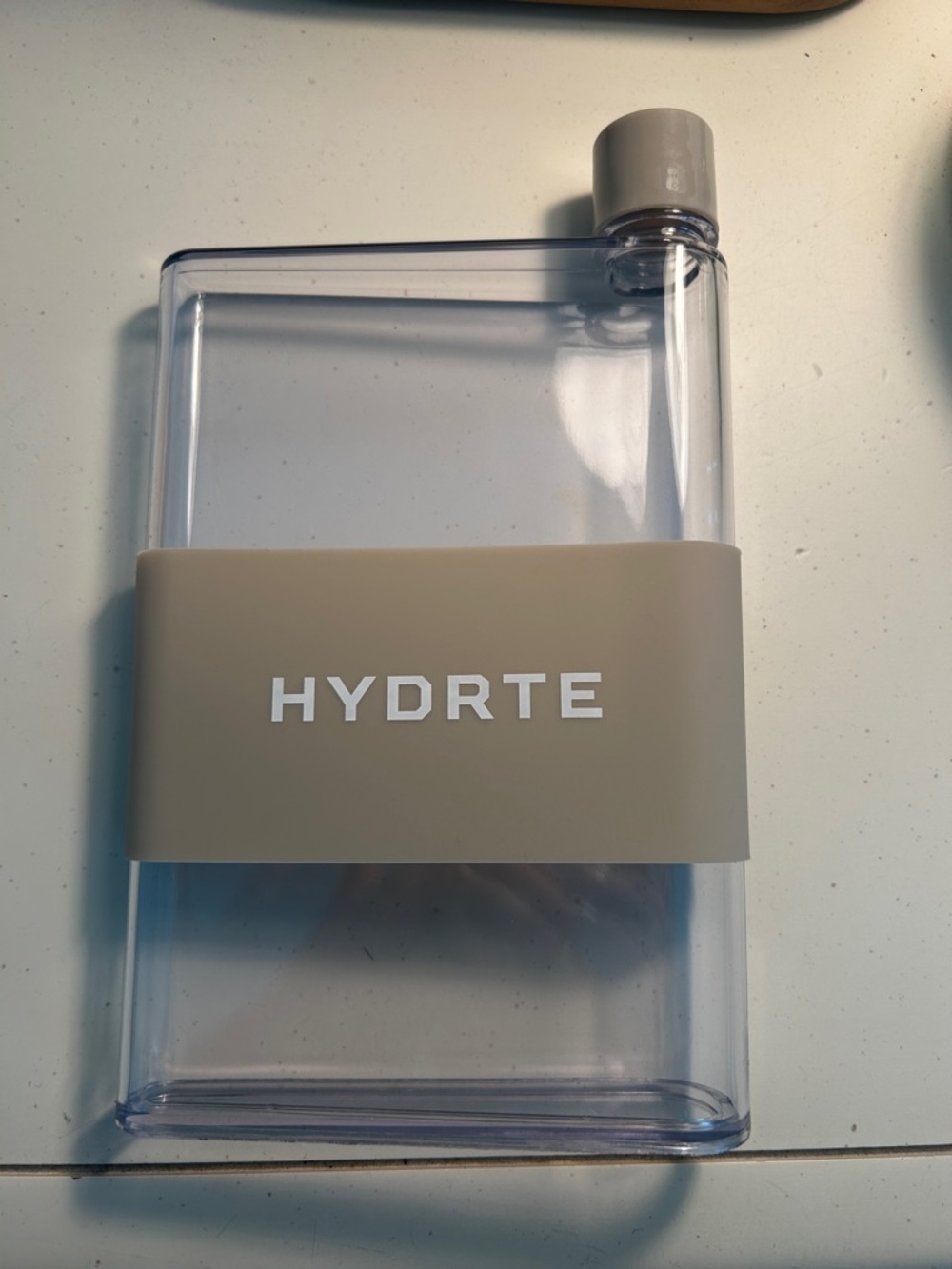 HYDRTE Slim Water Bottle - Taupe Accent
Boa and bps free plastic